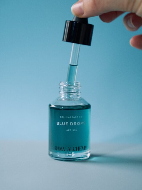 Blue Drops – rohkem kui lihtsalt näoõli. 💙
Auhinnatud hooldus, mis ühendab puhtad taimsed õlid ja tõhusad toimeained, et taastada naha loomulik tasakaal. Rahustab punetust, toetab probleemset nahka ning niisutab sügavuti, jättes naha siidiselt pehmeks ja säravaks. Sinise soolikarohu (Blue Tansy), baobabi, jojoba ja ylang-ylangi hinnalised õlid aitavad leevendada ärritust, tasakaalustada rasueritust ning tugevdada naha kaitsebarjääri.
Luksuslik rituaal, mis kingib nahale rahu, sära ja siidise puudutuse – igal hommikul ja õhtul.
🌱99% orgaanilised ja looduslikud koostisosad, vegan
#LILLUNÉ #RAAWAlchemy #CleanBeauty #LuxurySkincare #BlueDrops ConsciousBeauty OrganicSkincare SkincareRitual