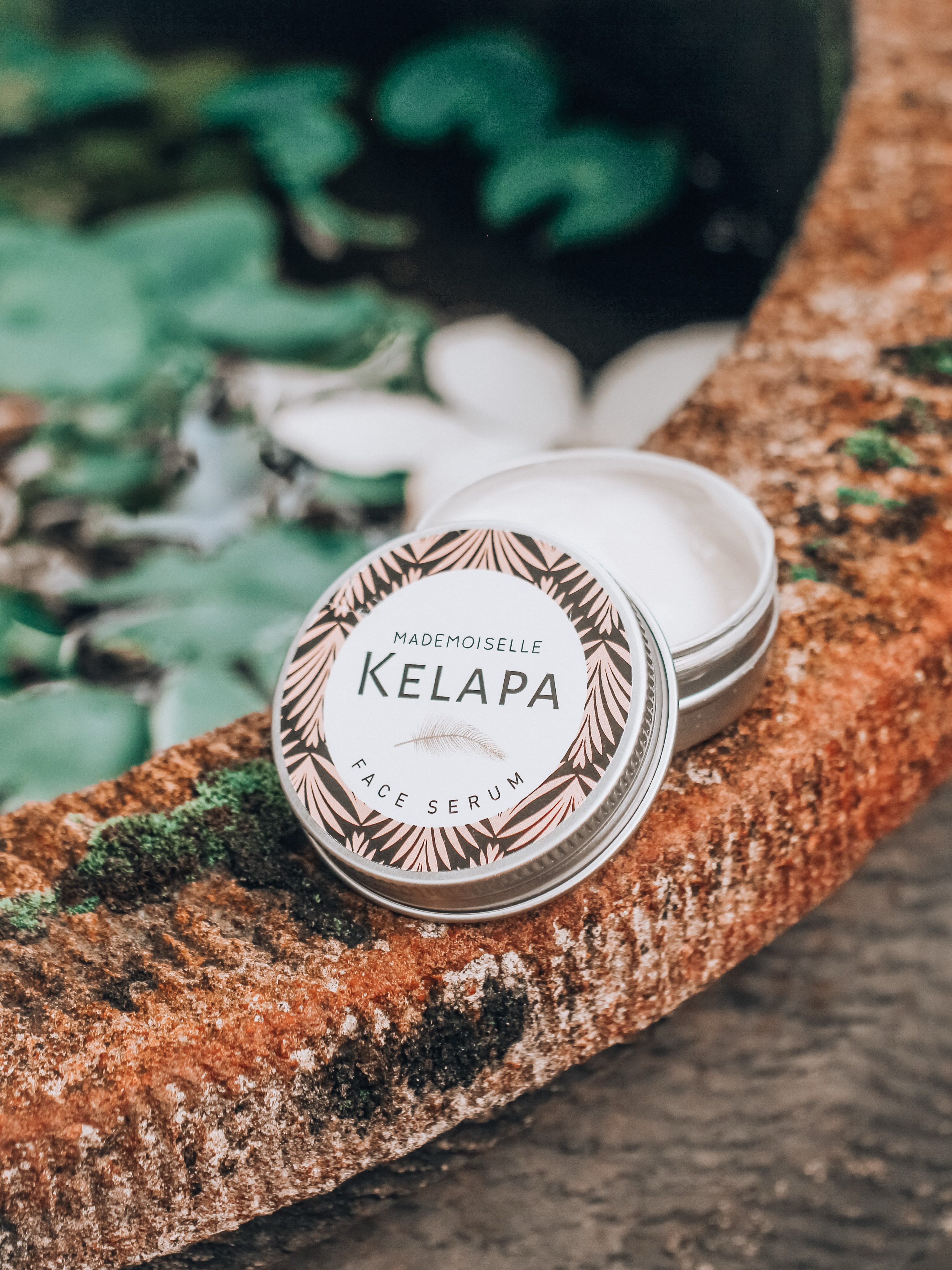 Niisutus, mida nahk tõeliselt tunneb.
Kui nahk ihkab sügavat niisutust ja loomulikku sära, haara Mademoiselle Kelapa Face Cream.
✨ Käsitööna valmistatud Bali kookosõli
🥥 Toitev kakao- ja sheavõi
💧 Aaloe, kurgiekstrakt ja E-vitamiin
Koos loovad need rikkaliku, kuid nahal mõnusalt sulava kreemi, mis aitab taastada niiskustasakaalu, pehmendab ning jätab naha siidiselt siledaks ja säravaks.
Sobib kõikidele nahatüüpidele – ka tundlikule nahale.
Puhas ilu, teadlik valik.🤍
lillune.ee
