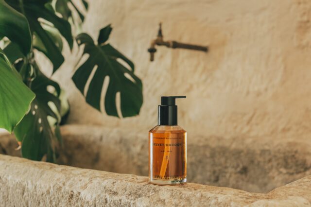Väike luksusnipp - kasuta Velvet Cocooni kohe pärast dušši 🛁 kergelt niiskele nahale — nii jääb nahk eriti pehme ja siidine. Sobib ka vanniõliks, massaažiõliks, küünenahaõliks ja pärast päevitamist.🧡