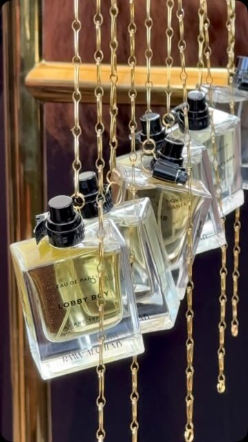 7 nippi, kuidas parfüüm kauem püsiks.👇🏼
1. Niisuta nahka – parfüüm püsib niisutatud nahal paremini ja kauem.
2. Eelista Eau de Parfum’i – suurem lõhnaõlide sisaldus tähendab üldjuhul pikemat püsivust.
3. Proovi parfüümiõli – kontsentreeritum ja eriti nahalähedane viis lõhna kandmiseks.
4. Kanna pulsipunktidele – randmetele, kaelale, küünarnuki siseküljele ja kõrvade taha.
5. Ära hõõru randmeid kokku – lase lõhnal nahal loomulikult kuivada.
6. Kasuta pärast dušši – puhas ja niisutatud nahk aitab lõhnal paremini kinnituda.
7. Pihusta juukseharjale – nii jääb juustesse õrn lõhn, ilma et parfüümi otse juustele pihustaksid.