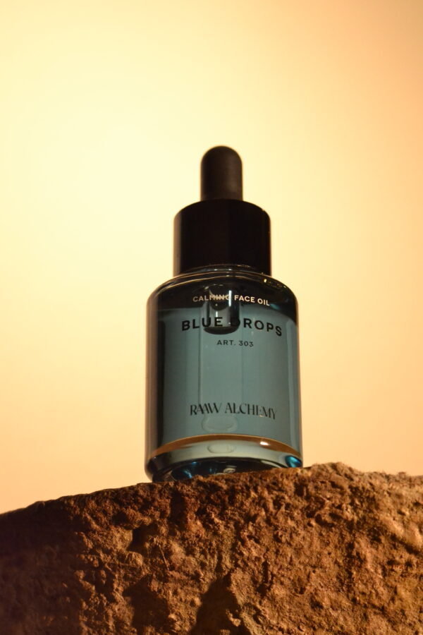 RAAW Alchemy Blue Drops näoõli – sinine tilk, mis rahustab naha ja meele.